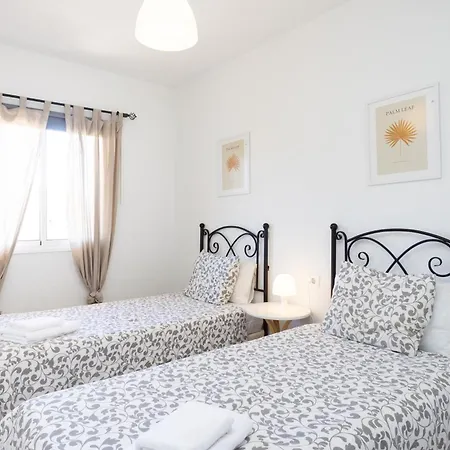 Home2book Cozy Sea Views דירה